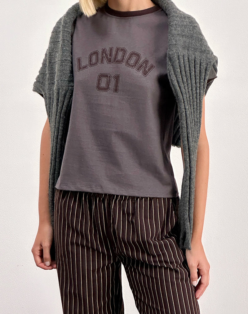 T-shirt Sakha Boxy en gris foncé avec imprimé London et bordure marron