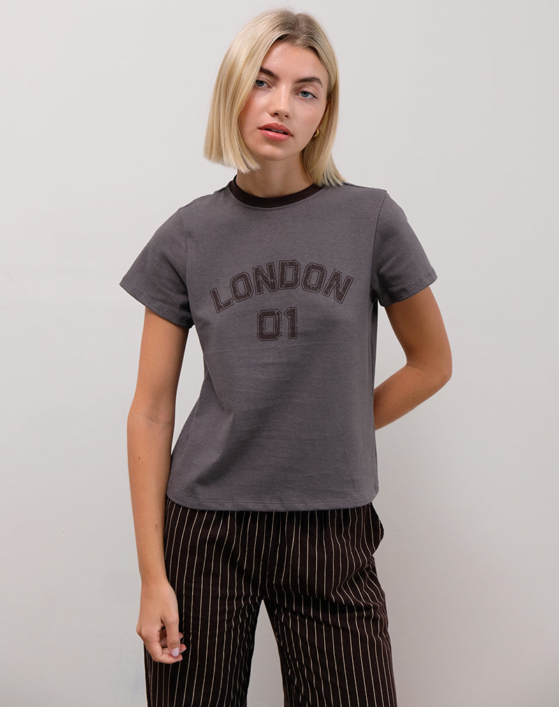 T-shirt Sakha Boxy en gris foncé avec imprimé London et bordure marron