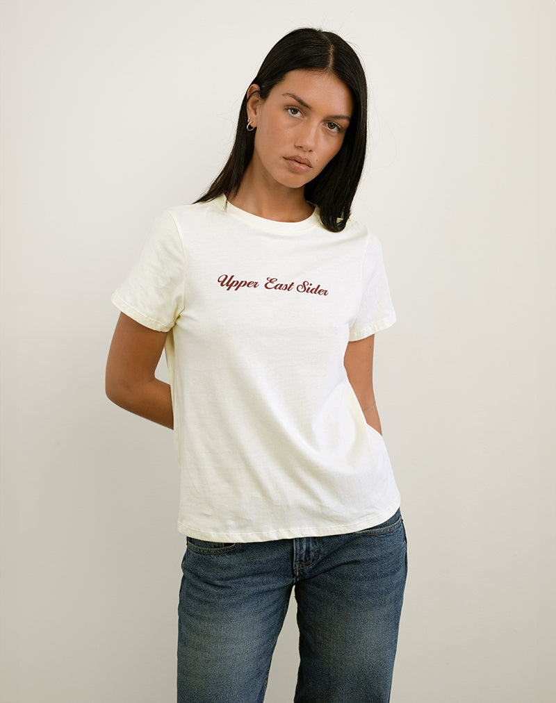 T-shirt Saki en ivoire avec imprimé Upper East Sider