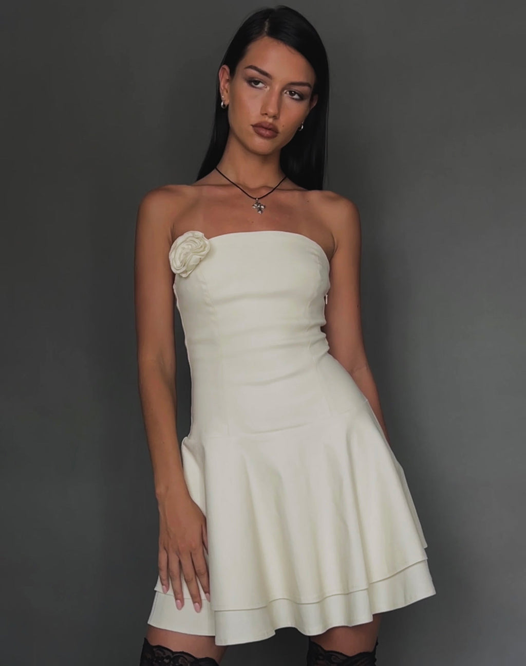 Robe courte Striata en crème avec rosace et dos en dentelle