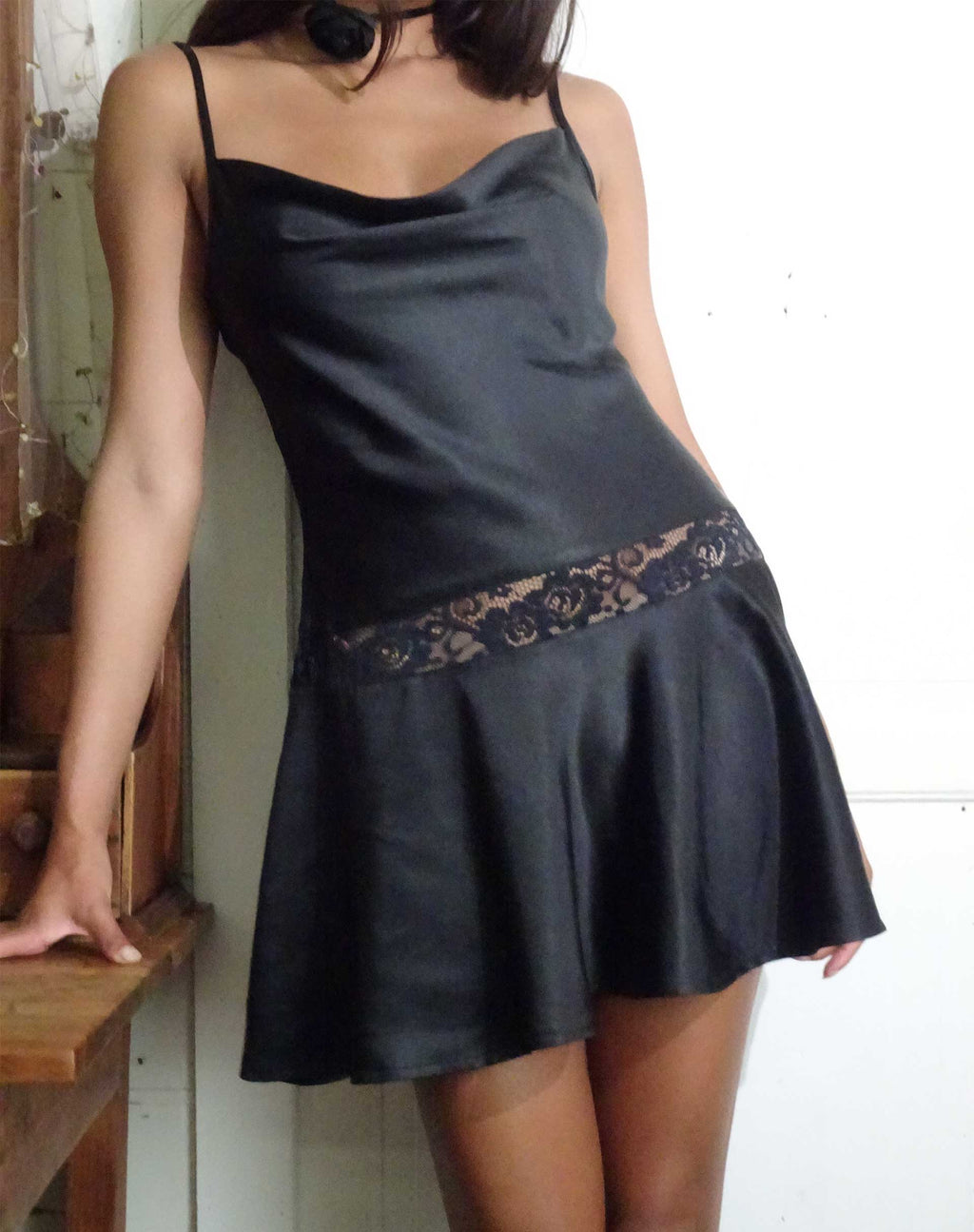 Robe courte Tahira en satin noir