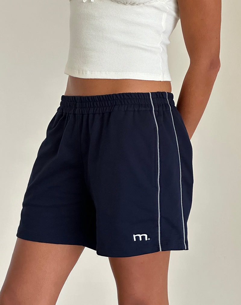 Short Thera bleu marine avec passepoil blanc et broderie M