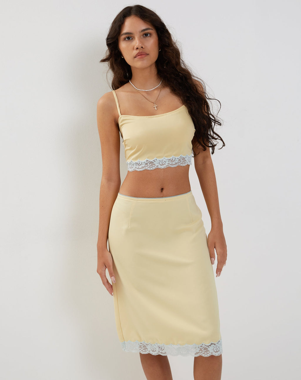 Jupe mi-longue taille basse Resika en satin jaune pâle