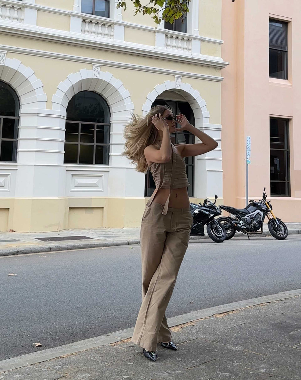 Pantalon Jawi MOTEL X JACQUIE en taupe clair