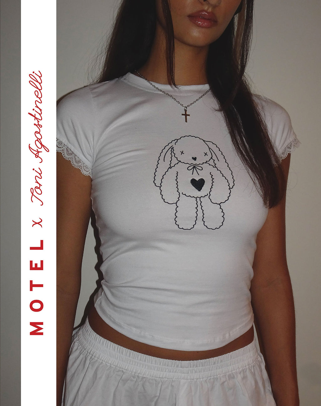 T-shirt Tattoo Izzy de MOTEL X Toni Agost en blanc avec motif lapin en forme de cœur